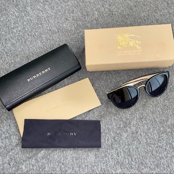 Authentic Burberry Sunglasses Like New - Picture 1 of 14
